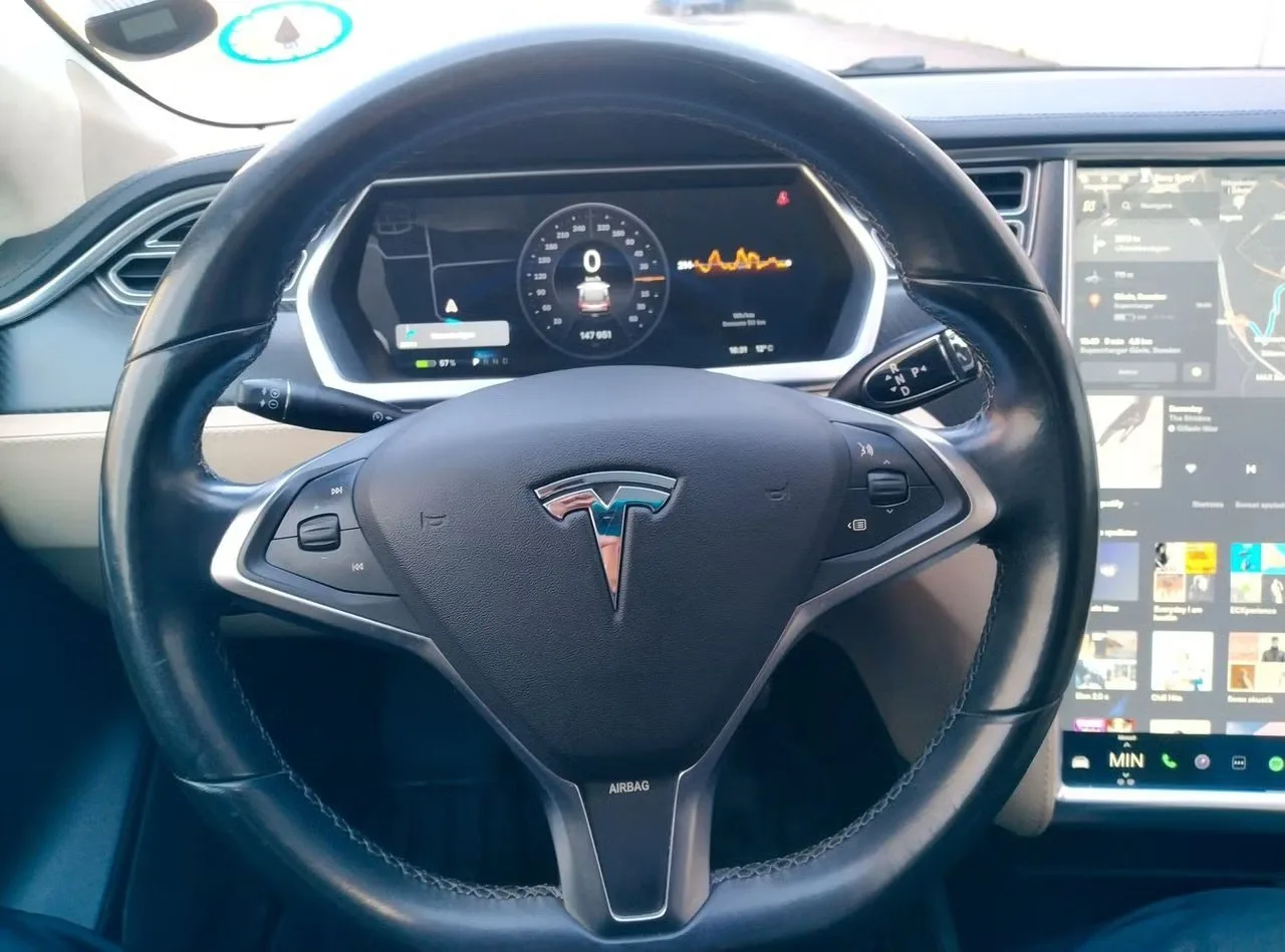 Tesla Model S 2014, bild 14 av 19
