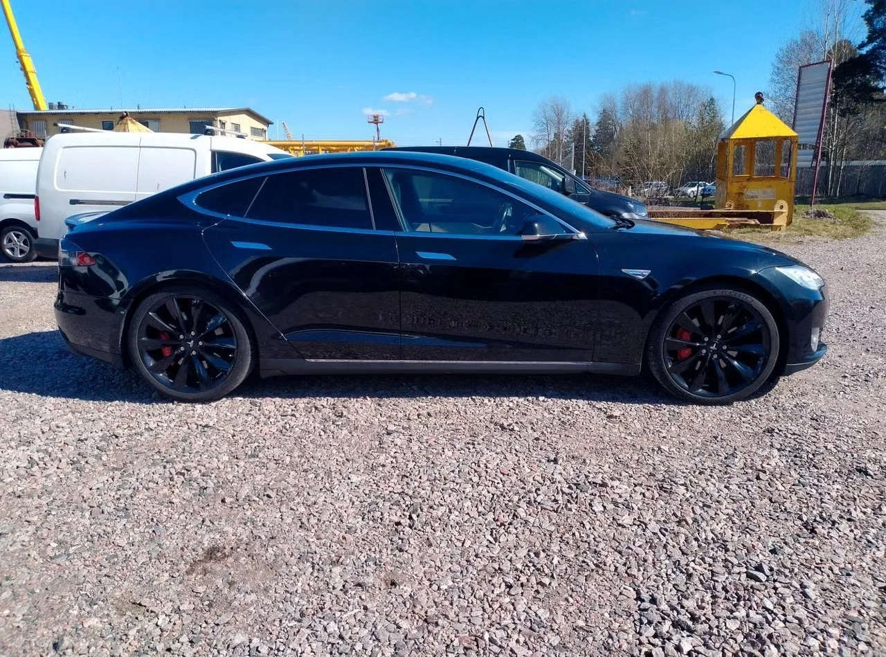 Tesla Model S 2015, bild 9 av 20