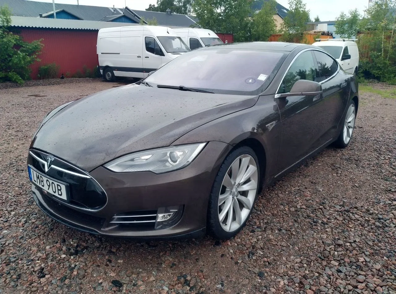 Tesla Model S 2014