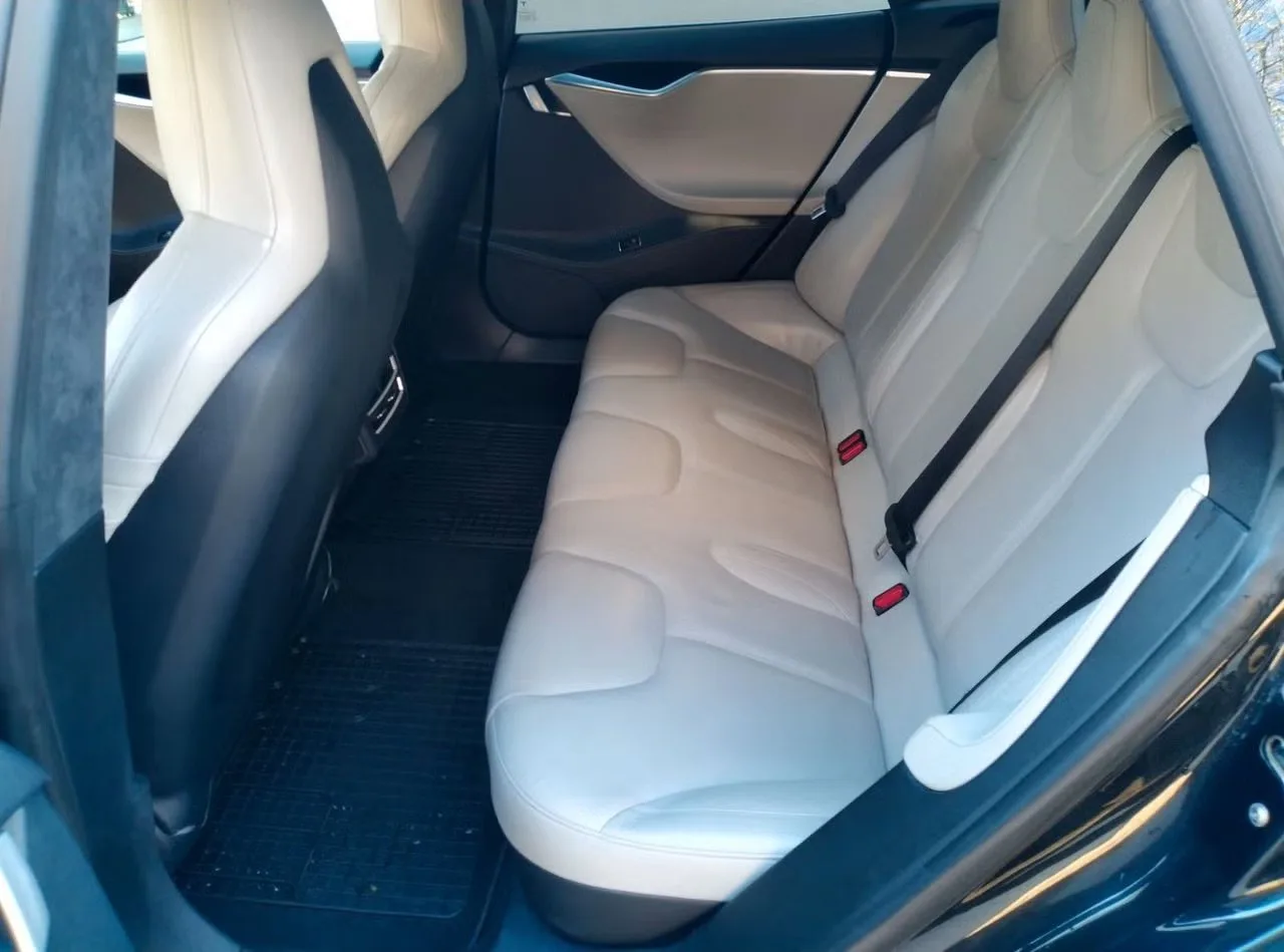 Tesla Model S 2015, bild 16 av 20